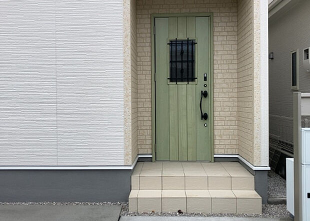 木造住宅とは土台、壁、柱など建築物の強度を支える構造体の材に木が使用されている構造を指します。構造体は建物の自重を支えるだけではなく風圧や水圧、積裁荷重などあらゆる衝撃に耐えるための基礎です。