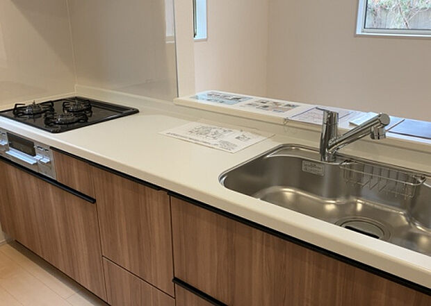 標準的なシステムキッチンの横幅は、165cm~300cm程度です。2100・2400・2550・2700などミリ単位で表記されます。普段どのように料理をするのかを想定しながら合ったサイズを選びましょう