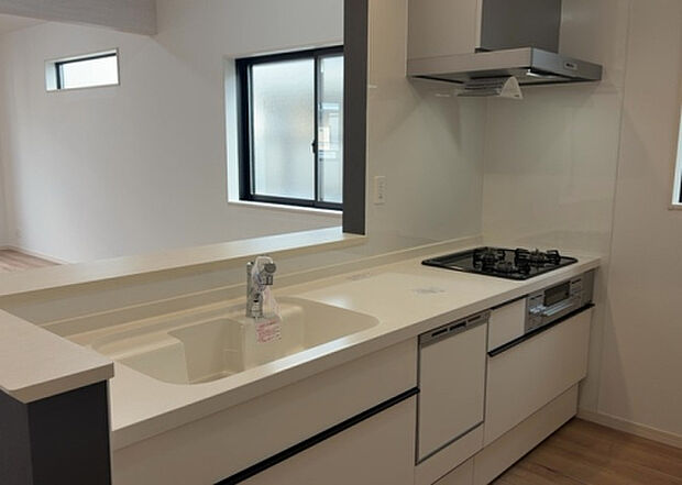 標準的なシステムキッチンの横幅は、165cm~300cm程度です。2100・2400・2550・2700などミリ単位で表記されます。普段どのように料理をするのかを想定しながら合ったサイズを選びましょう