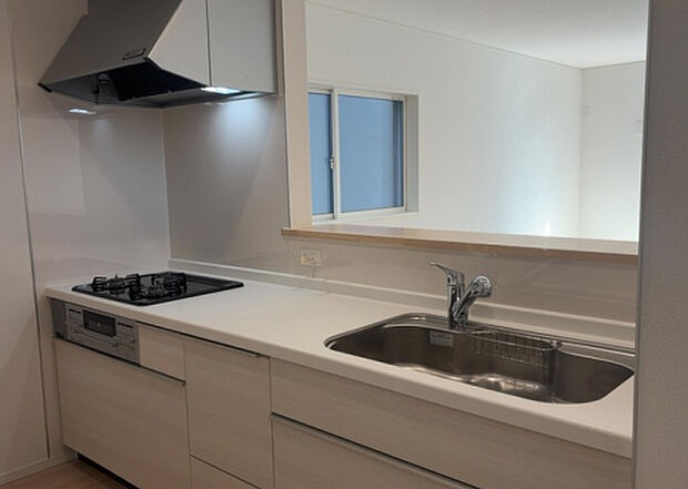 標準的なシステムキッチンの横幅は、165cm~300cm程度です。2100・2400・2550・2700などミリ単位で表記されます。普段どのように料理をするのかを想定しながら合ったサイズを選びましょう