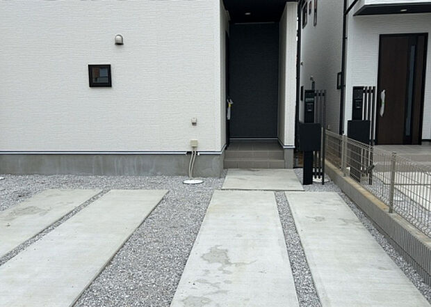 木造住宅とは土台、壁、柱など建築物の強度を支える構造体の材に木が使用されている構造を指します。構造体は建物の自重を支えるだけではなく風圧や水圧、積裁荷重などあらゆる衝撃に耐えるための基礎です。