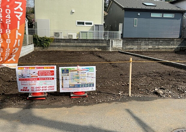 住宅用の土地では前面道路に2m以上接していなければならないと法律で定められています。しかし、お持ちの車のサイズやライフスタイルなどにより、2mでは利便が悪い場合もございますので、事前に確認しましょう。