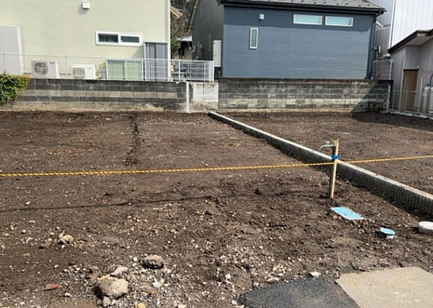 車一台あたりに必要なスペースは、標準サイズの普通自動車で横幅2m50cm、長さ5mは必要になります。ただし、乗降のことも考慮して横幅3m30cm、長さ5m50cmほどは確保できるところを選びましょう。