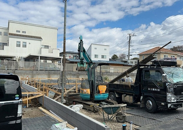 現地をご見学に行く際は、道路の幅や周辺の交通量、施設などをご確認頂くことをおすすめします!ある程度イメージをつけたいという場合は、同売主の施工事例や完成パースもお見せします。