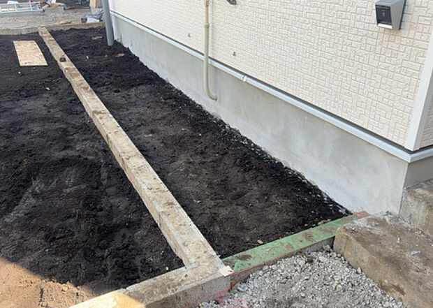 家族でのBBQを行うのであれば3坪程度の広さがあればよいでしょう。ガーデニングや家庭菜園を楽しむ際は、手入れが行き届く範囲にすると安心です。また、庭のある方角や接道が気になる方は事前に確認しましょう。