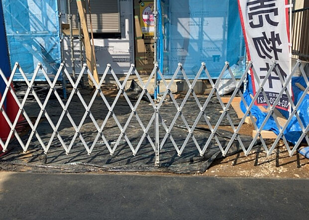 車一台あたりに必要なスペースは、標準サイズの普通自動車で横幅2m50cm、長さ5mは必要になります。ただし、乗降のことも考慮して横幅3m30cm、長さ5m50cmほどは確保できるところを選びましょう。