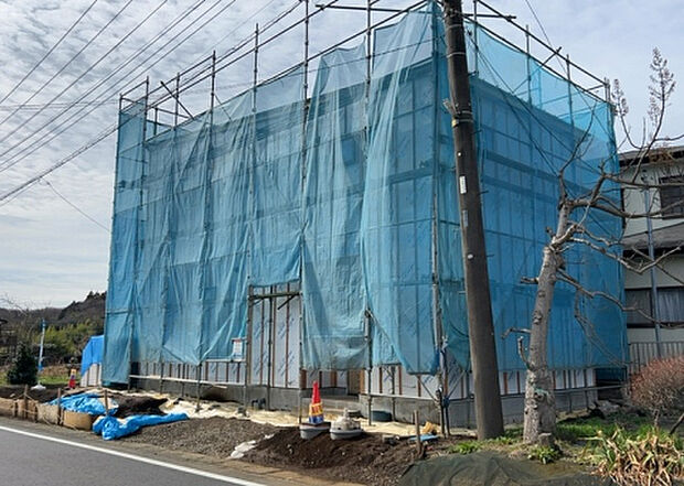 住宅用の土地では前面道路に2m以上接していなければならないと法律で定められています。しかし、お持ちの車のサイズやライフスタイルなどにより、2mでは利便が悪い場合もございますので、事前に確認しましょう。
