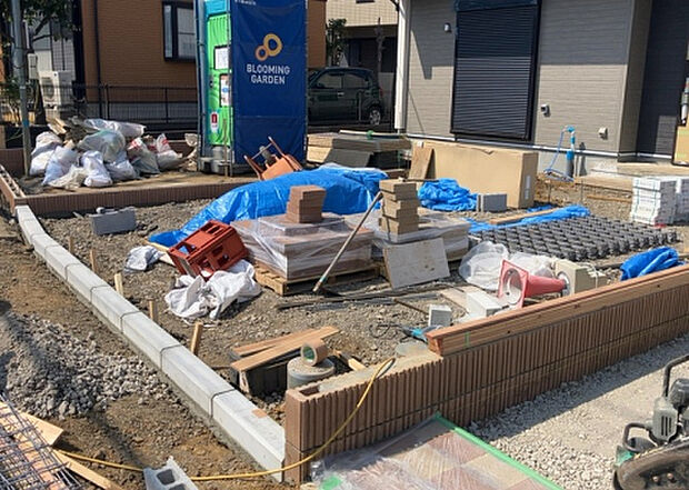 車一台あたりに必要なスペースは、標準サイズの普通自動車で横幅2m50cm、長さ5mは必要になります。ただし、乗降のことも考慮して横幅3m30cm、長さ5m50cmほどは確保できるところを選びましょう。