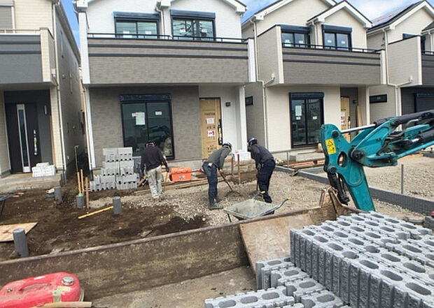 車一台あたりに必要なスペースは、標準サイズの普通自動車で横幅2m50cm、長さ5mは必要になります。ただし、乗降のことも考慮して横幅3m30cm、長さ5m50cmほどは確保できるところを選びましょう。