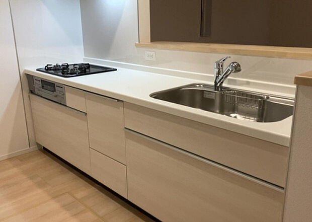 標準的なシステムキッチンの横幅は、165cm~300cm程度です。2100・2400・2550・2700などミリ単位で表記されます。普段どのように料理をするのかを想定しながら合ったサイズを選びましょう