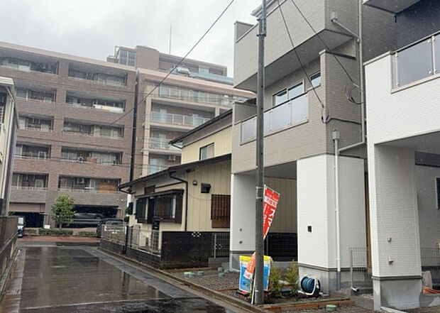 住宅用の土地では前面道路に2m以上接していなければならないと法律で定められています。しかし、お持ちの車のサイズやライフスタイルなどにより、2mでは利便が悪い場合もございますので、事前に確認しましょう。