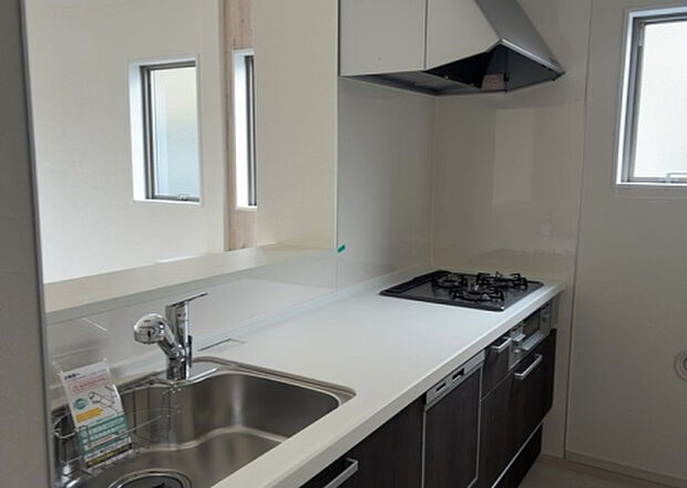 標準的なシステムキッチンの横幅は、165cm～300cm程度です。2100・2400・2550・2700などミリ単位で表記されます。普段どのように料理をするのかを想定しながら合ったサイズを選びましょう