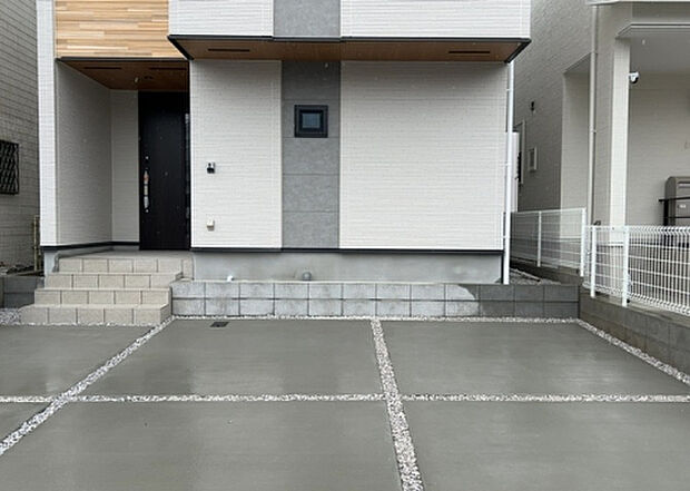 木造住宅とは土台、壁、柱など建築物の強度を支える構造体の材に木が使用されている構造を指します。構造体は建物の自重を支えるだけではなく風圧や水圧、積裁荷重などあらゆる衝撃に耐えるための基礎です。