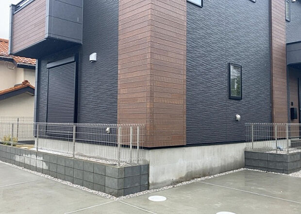 木造住宅とは土台、壁、柱など建築物の強度を支える構造体の材に木が使用されている構造を指します。構造体は建物の自重を支えるだけではなく風圧や水圧、積裁荷重などあらゆる衝撃に耐えるための基礎です。