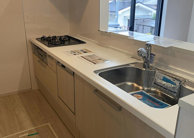 標準的なシステムキッチンの横幅は、165cm~300cm程度です。2100・2400・2550・2700などミリ単位で表記されます。普段どのように料理をするのかを想定しながら合ったサイズを選びましょう