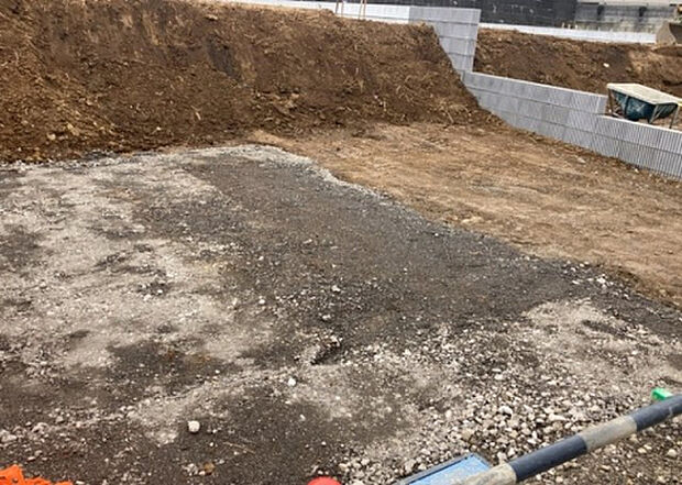 車一台あたりに必要なスペースは、標準サイズの普通自動車で横幅2m50cm、長さ5mは必要になります。ただし、乗降のことも考慮して横幅3m30cm、長さ5m50cmほどは確保できるところを選びましょう。