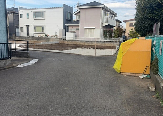 住宅用の土地では前面道路に2m以上接していなければならないと法律で定められています。しかし、お持ちの車のサイズやライフスタイルなどにより、2mでは利便が悪い場合もございますので、事前に確認しましょう。