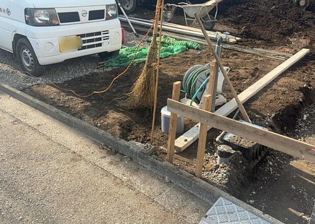 車一台あたりに必要なスペースは、標準サイズの普通自動車で横幅2m50cm、長さ5mは必要になります。ただし、乗降のことも考慮して横幅3m30cm、長さ5m50cmほどは確保できるところを選びましょう。