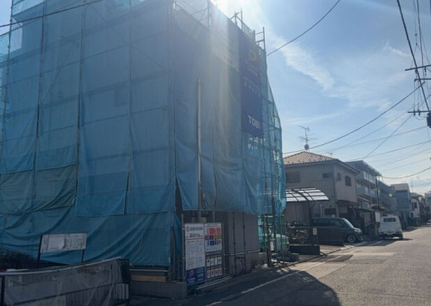 住宅用の土地では前面道路に2m以上接していなければならないと法律で定められています。しかし、お持ちの車のサイズやライフスタイルなどにより、2mでは利便が悪い場合もございますので、事前に確認しましょう。