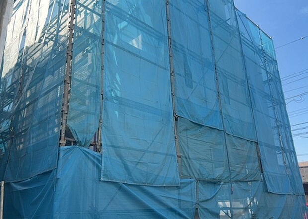 木造住宅とは土台、壁、柱など建築物の強度を支える構造体の材に木が使用されている構造を指します。構造体は建物の自重を支えるだけではなく風圧や水圧、積裁荷重などあらゆる衝撃に耐えるための基礎です。