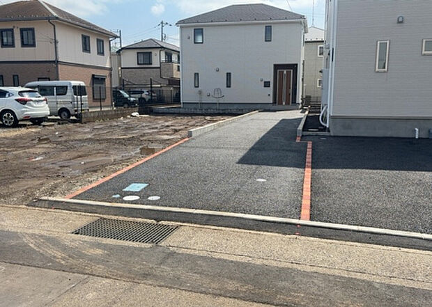 住宅用の土地では前面道路に2m以上接していなければならないと法律で定められています。しかし、お持ちの車のサイズやライフスタイルなどにより、2mでは利便が悪い場合もございますので、事前に確認しましょう。