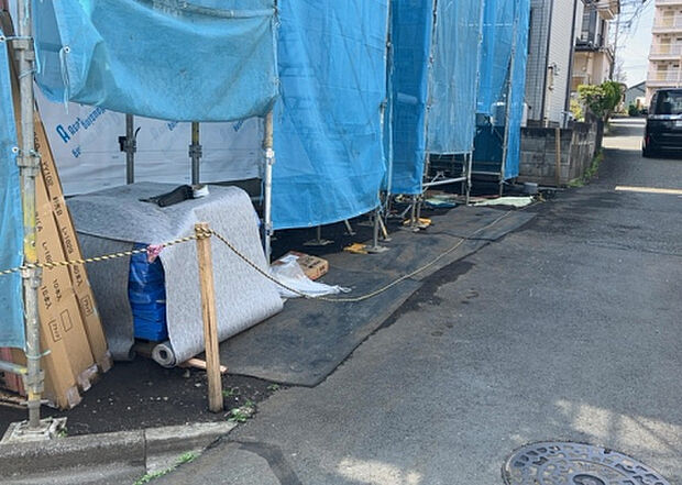 車一台あたりに必要なスペースは、標準サイズの普通自動車で横幅2m50cm、長さ5mは必要になります。ただし、乗降のことも考慮して横幅3m30cm、長さ5m50cmほどは確保できるところを選びましょう。