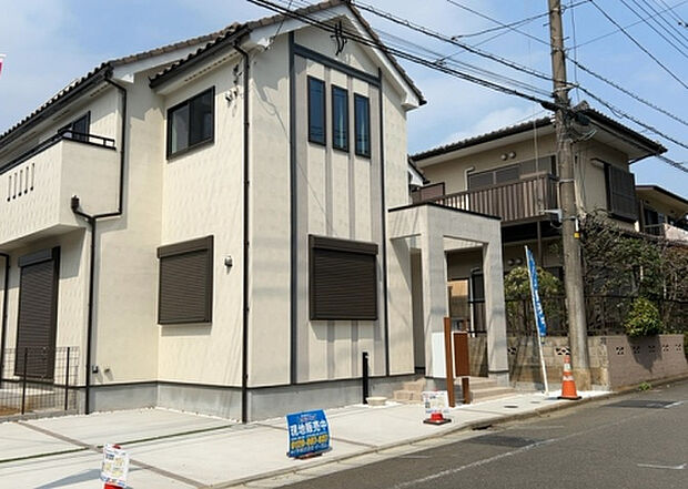住宅用の土地では前面道路に2m以上接していなければならないと法律で定められています。しかし、お持ちの車のサイズやライフスタイルなどにより、2mでは利便が悪い場合もございますので、事前に確認しましょう。