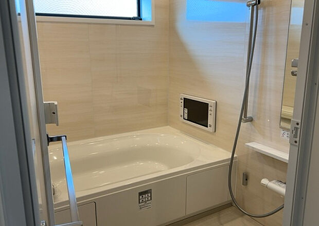 入浴時の快適さも大事なことですが、綺麗な状態を維持できなければ気持ちよく入浴できません。毎日の掃除が楽という点は大事なポイントになります！カビが生えにくく掃除がしやすい、壁や浴槽を選ぶといいでしょう。