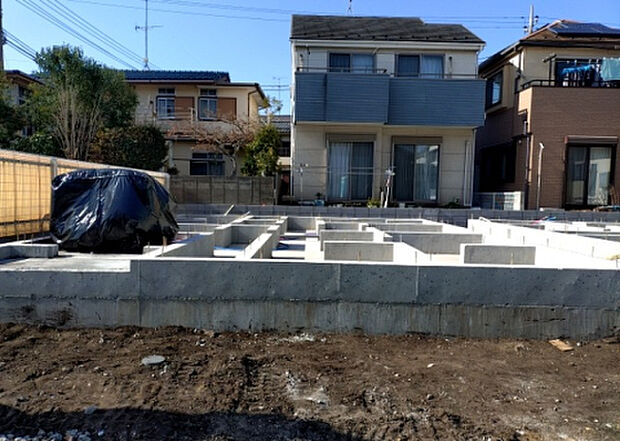 現地をご見学に行く際は、道路の幅や周辺の交通量、施設などをご確認頂くことをおすすめします！ある程度イメージをつけたいという場合は、同売主の施工事例や完成パースもお見せします。