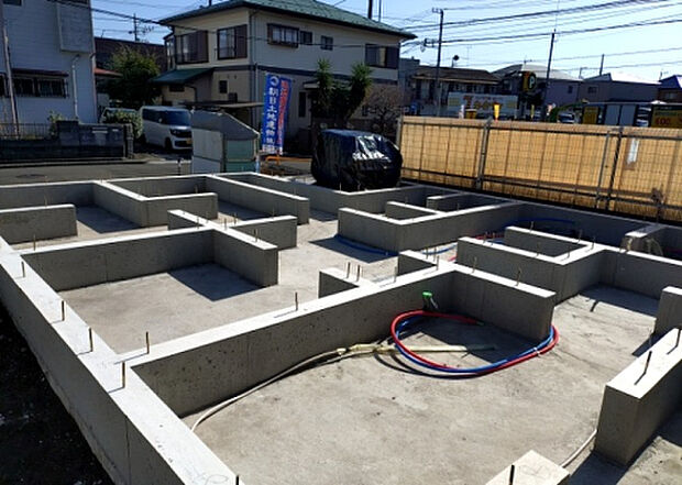 木造住宅とは土台、壁、柱など建築物の強度を支える構造体の材に木が使用されている構造を指します。構造体は建物の自重を支えるだけではなく風圧や水圧、積裁荷重などあらゆる衝撃に耐えるための基礎です。
