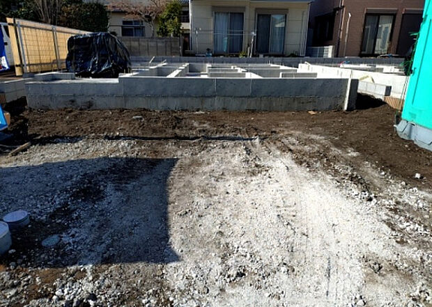 車一台あたりに必要なスペースは、標準サイズの普通自動車で横幅2m50cm、長さ5mは必要になります。ただし、乗降のことも考慮して横幅3m30cm、長さ5m50cmほどは確保できるところを選びましょう。