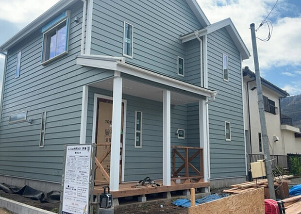 現地をご見学に行く際は、道路の幅や周辺の交通量、施設などをご確認頂くことをおすすめします！ある程度イメージをつけたいという場合は、同売主の施工事例や完成パースもお見せします。