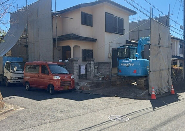 住宅用の土地では前面道路に2m以上接していなければならないと法律で定められています。しかし、お持ちの車のサイズやライフスタイルなどにより、2mでは利便が悪い場合もございますので、事前に確認しましょう。