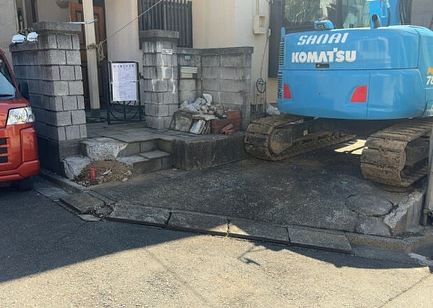 車一台あたりに必要なスペースは、標準サイズの普通自動車で横幅2m50cm、長さ5mは必要になります。ただし、乗降のことも考慮して横幅3m30cm、長さ5m50cmほどは確保できるところを選びましょう。