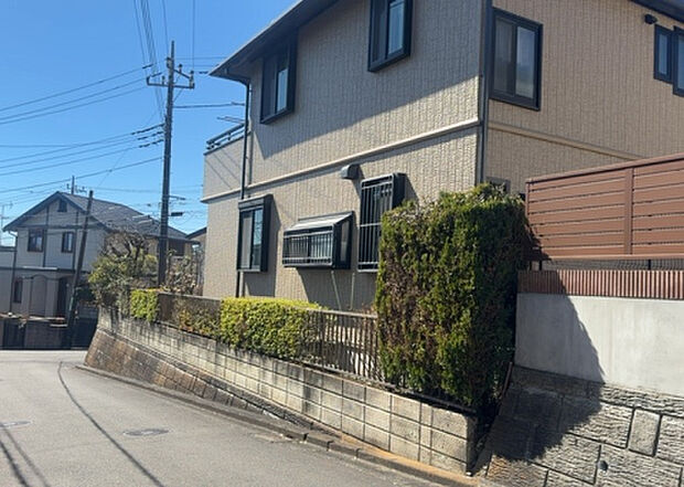 桜や紅葉の名所に出かける人は多いと思いますが、家にいながら季節の移ろいを感じる生活を送りませんか？リビングや窓から見える景色が生活を彩るワンポイントに！現地から見える景色を堪能してみては如何でしょう。