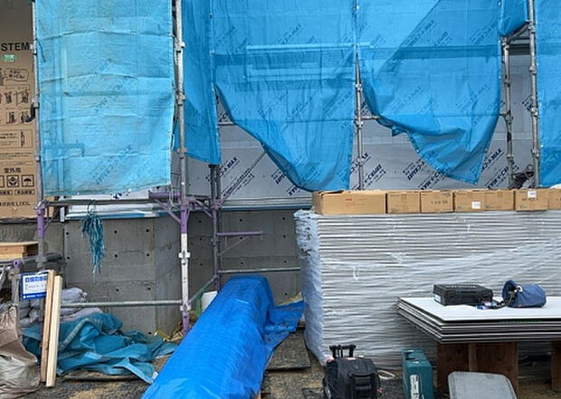 木造住宅とは土台、壁、柱など建築物の強度を支える構造体の材に木が使用されている構造を指します。構造体は建物の自重を支えるだけではなく風圧や水圧、積裁荷重などあらゆる衝撃に耐えるための基礎です。