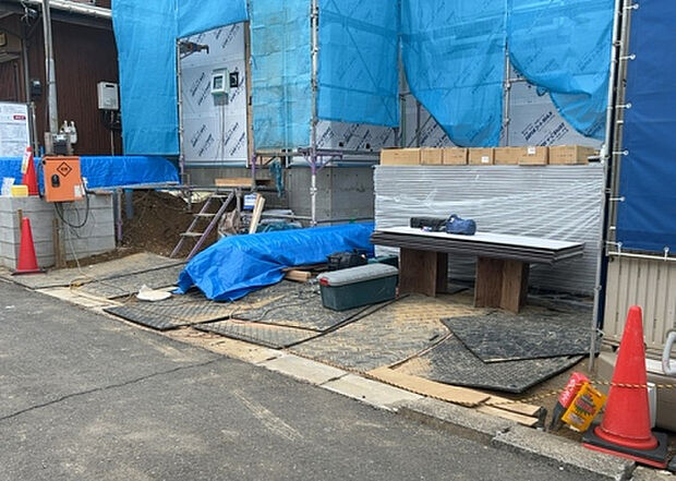 車一台あたりに必要なスペースは、標準サイズの普通自動車で横幅2m50cm、長さ5mは必要になります。ただし、乗降のことも考慮して横幅3m30cm、長さ5m50cmほどは確保できるところを選びましょう。