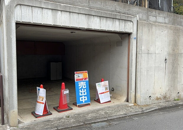 車一台あたりに必要なスペースは、標準サイズの普通自動車で横幅2m50cm、長さ5mは必要になります。ただし、乗降のことも考慮して横幅3m30cm、長さ5m50cmほどは確保できるところを選びましょう。