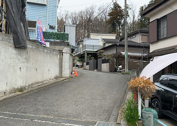 桜や紅葉の名所に出かける人は多いと思いますが、家にいながら季節の移ろいを感じる生活を送りませんか？リビングや窓から見える景色が生活を彩るワンポイントに！現地から見える景色を堪能してみては如何でしょう。