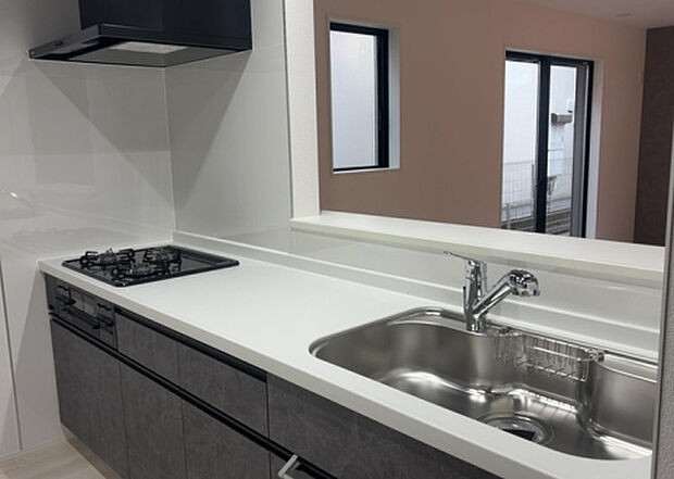 標準的なシステムキッチンの横幅は、165cm~300cm程度です。2100・2400・2550・2700などミリ単位で表記されます。普段どのように料理をするのかを想定しながら合ったサイズを選びましょう