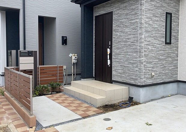 木造住宅とは土台、壁、柱など建築物の強度を支える構造体の材に木が使用されている構造を指します。構造体は建物の自重を支えるだけではなく風圧や水圧、積裁荷重などあらゆる衝撃に耐えるための基礎です。