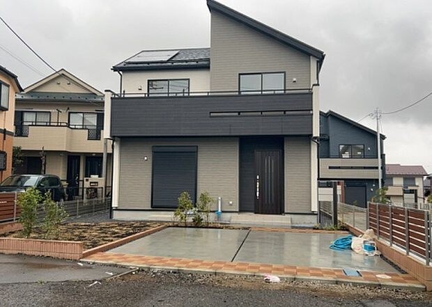 住宅用の土地では前面道路に2m以上接していなければならないと法律で定められています。しかし、お持ちの車のサイズやライフスタイルなどにより、2mでは利便が悪い場合もございますので、事前に確認しましょう。