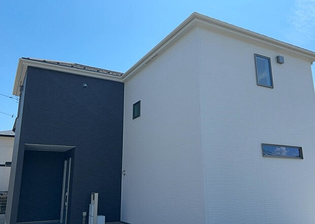 ついに完成致しました！現地をご見学に行く際は、道路の幅や周辺の交通量、施設などをご確認頂くことをおすすめします！物件の流れが早いため、内見をしたい方はお早めに当社営業までお問い合わせ頂きご予約下さい！