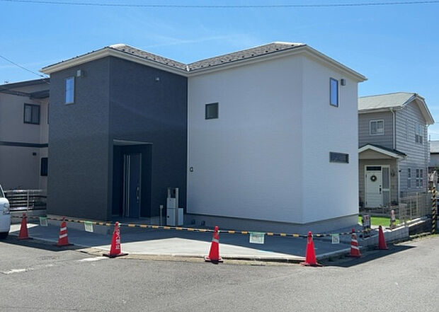 住宅用の土地では前面道路に2m以上接していなければならないと法律で定められています。しかし、お持ちの車のサイズやライフスタイルなどにより、2mでは利便が悪い場合もございますので、事前に確認しましょう。