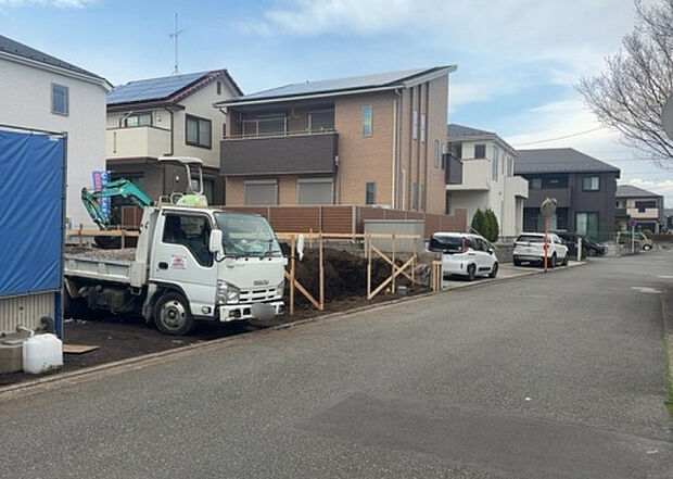 住宅用の土地では前面道路に2m以上接していなければならないと法律で定められています。しかし、お持ちの車のサイズやライフスタイルなどにより、2mでは利便が悪い場合もございますので、事前に確認しましょう。