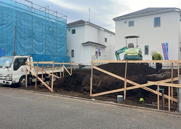 現地をご見学に行く際は、道路の幅や周辺の交通量、施設などをご確認頂くことをおすすめします！ある程度イメージをつけたいという場合は、同売主の施工事例や完成パースもお見せします。