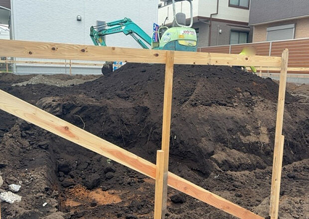 木造住宅とは土台、壁、柱など建築物の強度を支える構造体の材に木が使用されている構造を指します。構造体は建物の自重を支えるだけではなく風圧や水圧、積裁荷重などあらゆる衝撃に耐えるための基礎です。