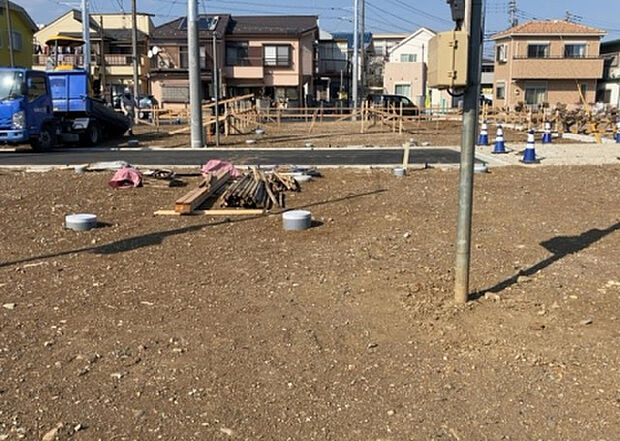 車一台あたりに必要なスペースは、標準サイズの普通自動車で横幅2m50cm、長さ5mは必要になります。ただし、乗降のことも考慮して横幅3m30cm、長さ5m50cmほどは確保できるところを選びましょう。