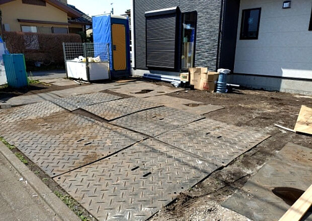 車一台あたりに必要なスペースは、標準サイズの普通自動車で横幅2m50cm、長さ5mは必要になります。ただし、乗降のことも考慮して横幅3m30cm、長さ5m50cmほどは確保できるところを選びましょう。