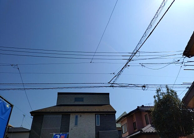 桜や紅葉の名所に出かける人は多いと思いますが、家にいながら季節の移ろいを感じる生活を送りませんか？リビングや窓から見える景色が生活を彩るワンポイントに！現地から見える景色を堪能してみては如何でしょう。